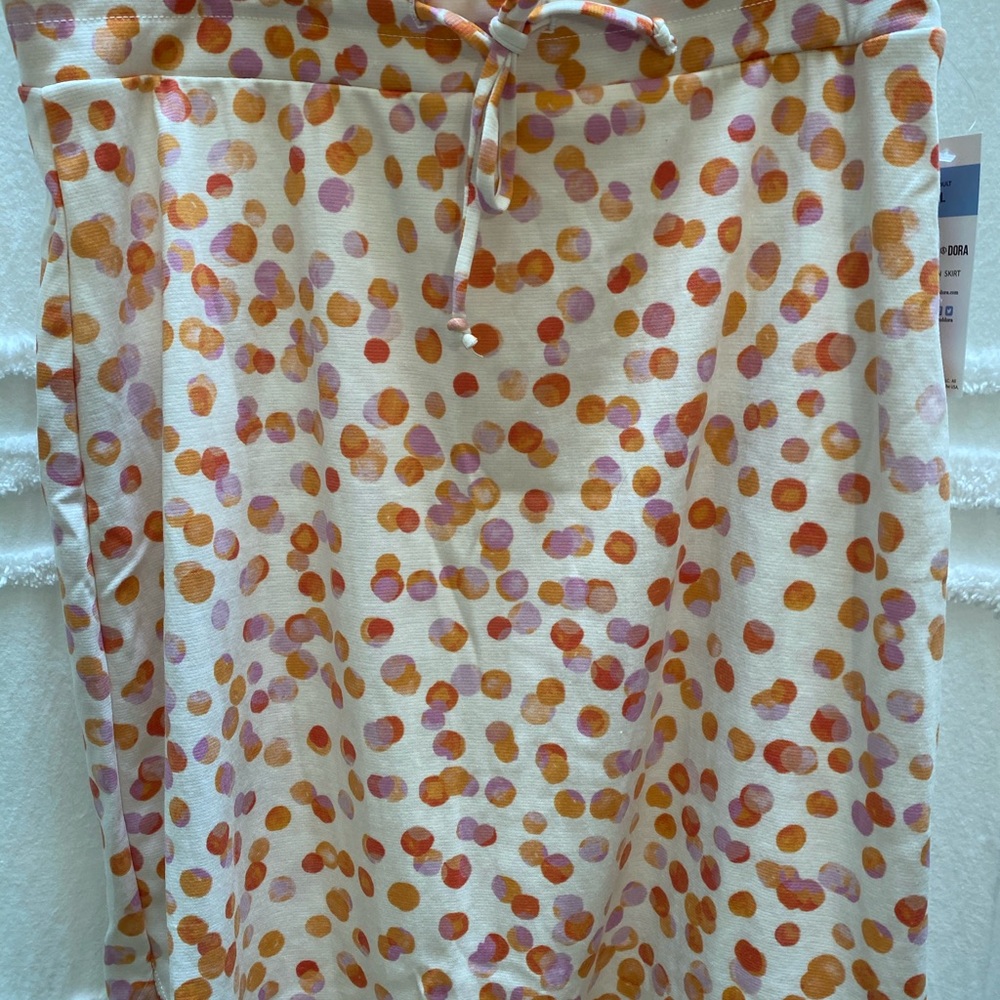 Agnes and Dora live in skirt